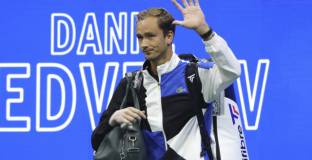 Медведев се справи с Хачанов