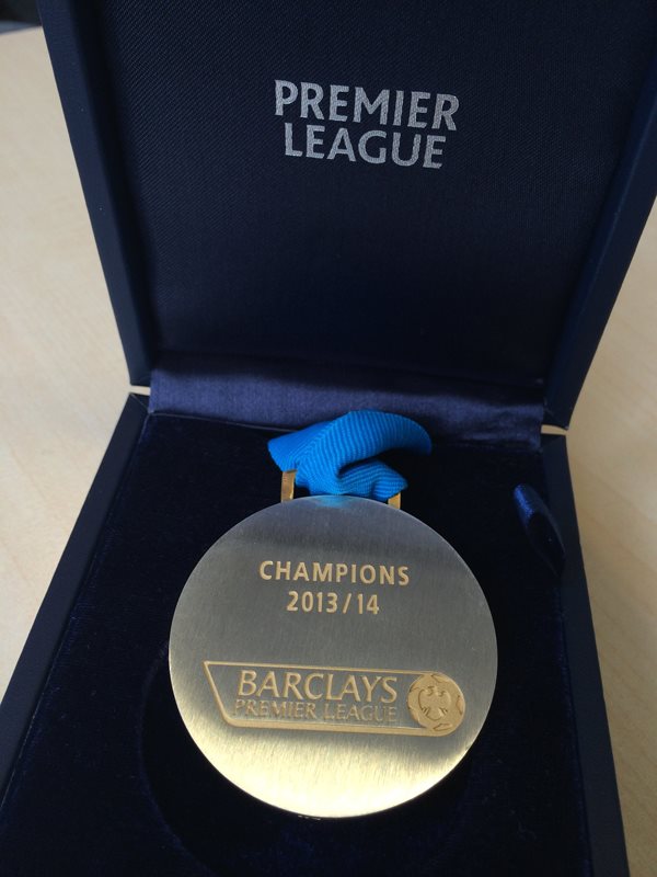 Шампионските медали във Висшата лига са готови, но кой ли ще ги получи в неделя?