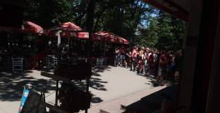 Огромна опашка за билети пред Армията