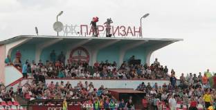 В Партизан Червен бряг загряват за Левски с яко пиене до 5 сутринта, ще колят и агнета