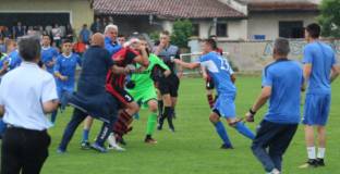Грозно: Юношите на Левски и Локо София се сбиха по време на мач