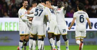 Наполи продължава с победите