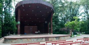 Фенове на ЦСКА се събират близо до стадиона, за да гледат мача с БАТЕ