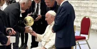 Стоичков отдаде почит на папа Франциск