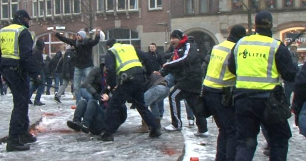 Холандски полицаи биха фенове на Стяуа (видео)