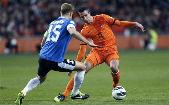 Ван Перси прекрати головата суша срещу Естония (видео)