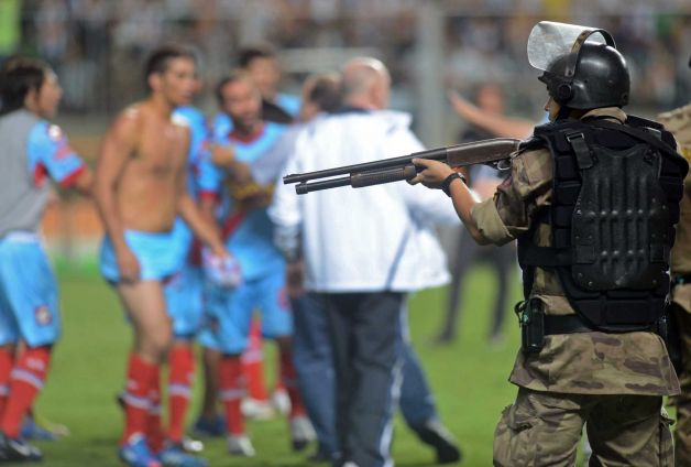 Играчите на Арсенал Саранди се сдърпаха с полицията (видео)