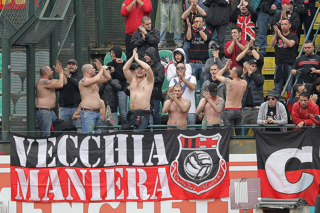 Фенове на Милан атакуваха с камъни привърженици на Наполи