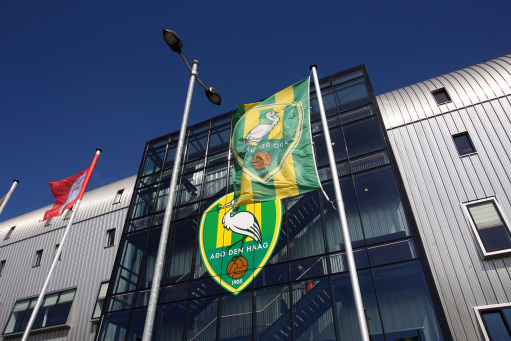 16 фена  на Адо Ден Хааг бяха приети в болница. Яли кексчета с хашиш на стадиона.