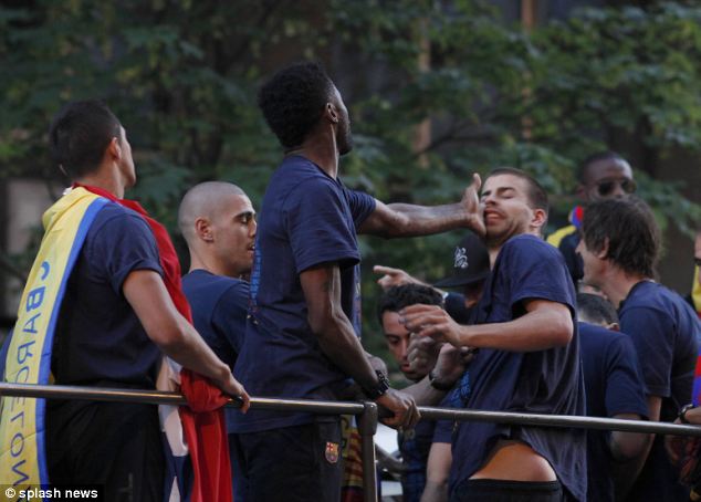 Играчи на Барселона стигнаха до бой (снимки)