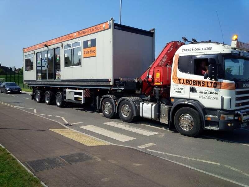 Вярвате или не, това е новият клубен магазин на английския Барнет ФК