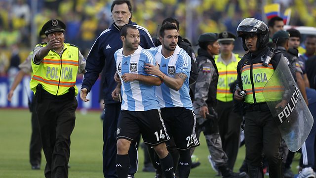 Изгониха Масчерано за удар срещу служител на стадиона (видео)