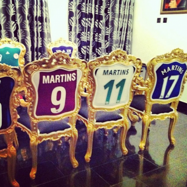 Обафеми Мартинс използва фланелките си от различните отбори, за да разкраси столовете си 
