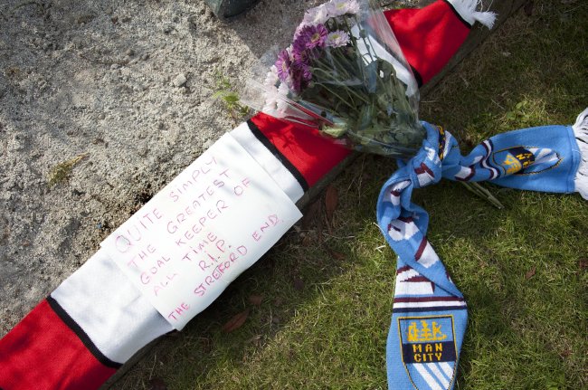  Фенове на Ман Юнайтед почетоха починалия бивш вратар на гражданите Берт Траутман