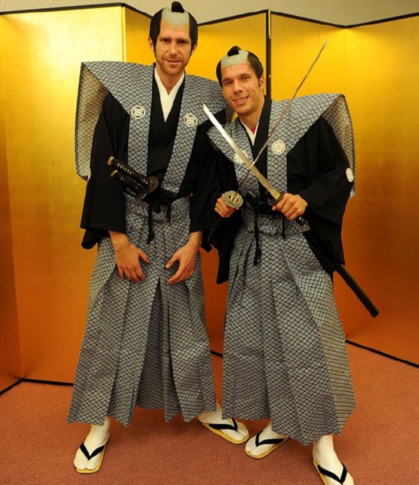 Мертезакер и Подолски се облякоха като самураи, след което изробваха уменията си