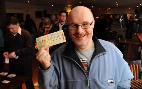  Фен на Кроули Таун беше глобен, след като пожела оставката на мениджъра