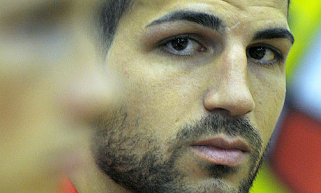 Натискът на Юнайтед върху Фабрегас продължава