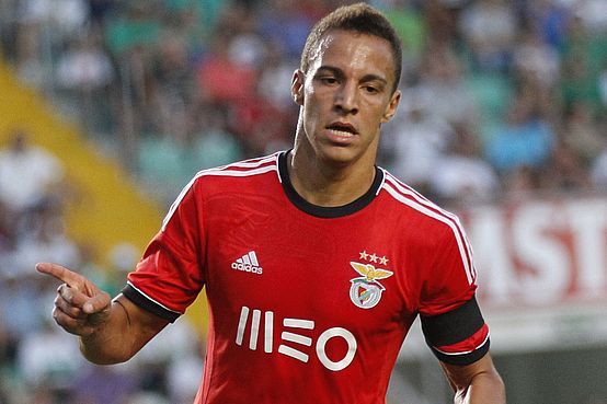 Челси се интересува от нападател на Бенфика