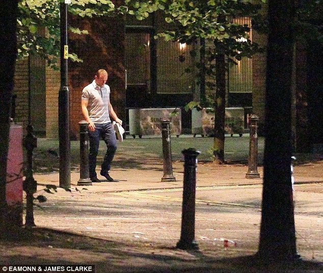 Уейн Рууни беше забелязан да се разхожда сам нощем по улиците на Манчестър