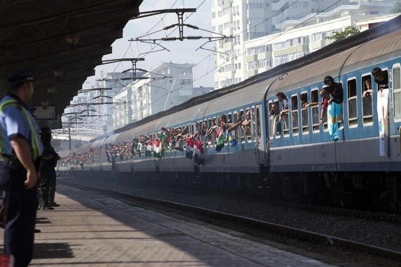  Страхотна гледка: Унгарските фенове на път за Букурещ