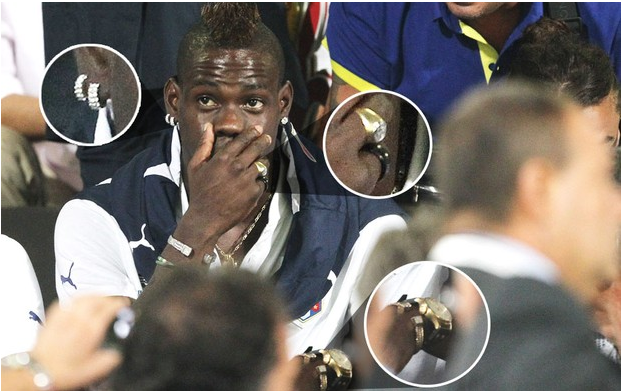 Аксесоарите на Марио Балотели по време на срещата с България