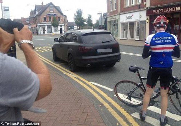 Нзонзи от Стоук беше разпитан от полицията, заради улична кавга, докато кара колело