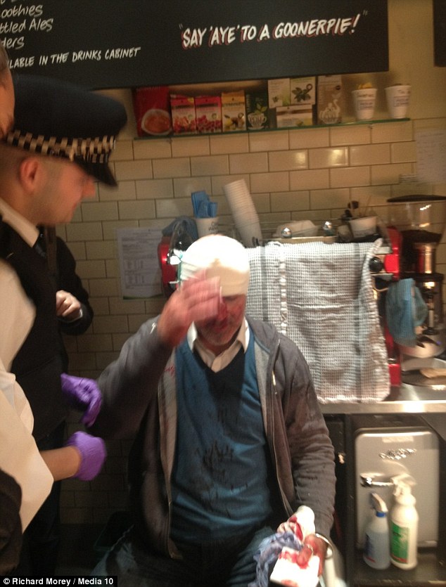 12 фена на Наполи пребиха собственик на ресторант с железа, след снощната загуба