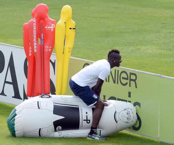 Марио Балотели показа отново номерата си по време на тренировката с националния тим