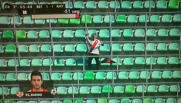 Единственият фен на Райо Валекано си денси при гостуването на Реал Бетис