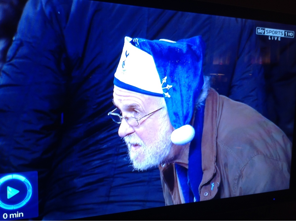 Дядо Коледа изглеждаше притеснен по време на срещата между Тотнъм и Ливърпул :D