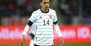 Мусиала: Чест е да бъда сравняван с Меси