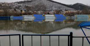 Стадионът в Своге заприлича на езеро, няма да може да приеме Лудогорец (снимки)