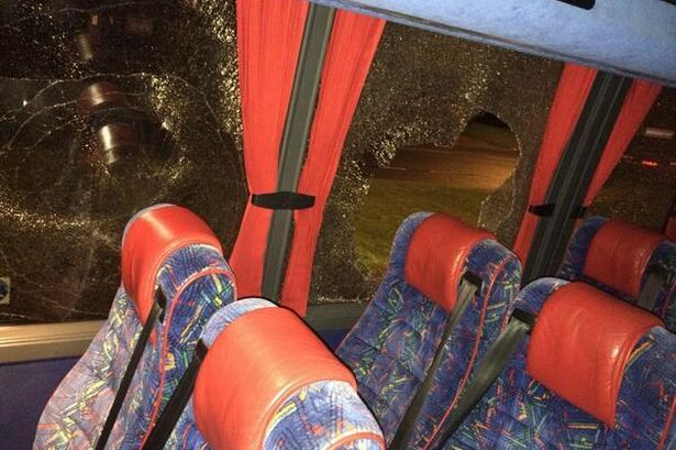 Автобус с фенове на Хъл Сити пострада след мача с Пуул