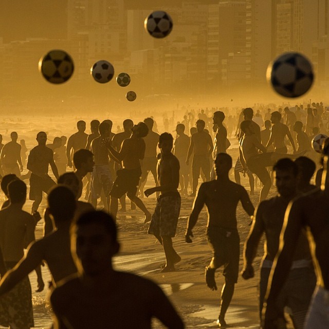 Хиляди фенове се събраха на Ипанема Бийч в Рио де Жанейро под залязващото слънце