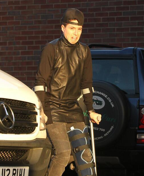 Самир Насри пристигна с патерици в клубната база на Манчестър Сити