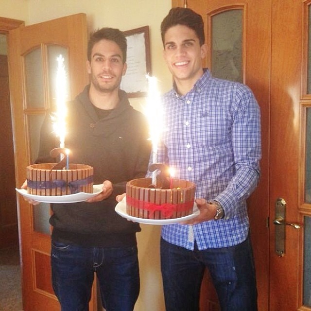 Марк Бартра отпразнува удължването на контракта си с Барселона