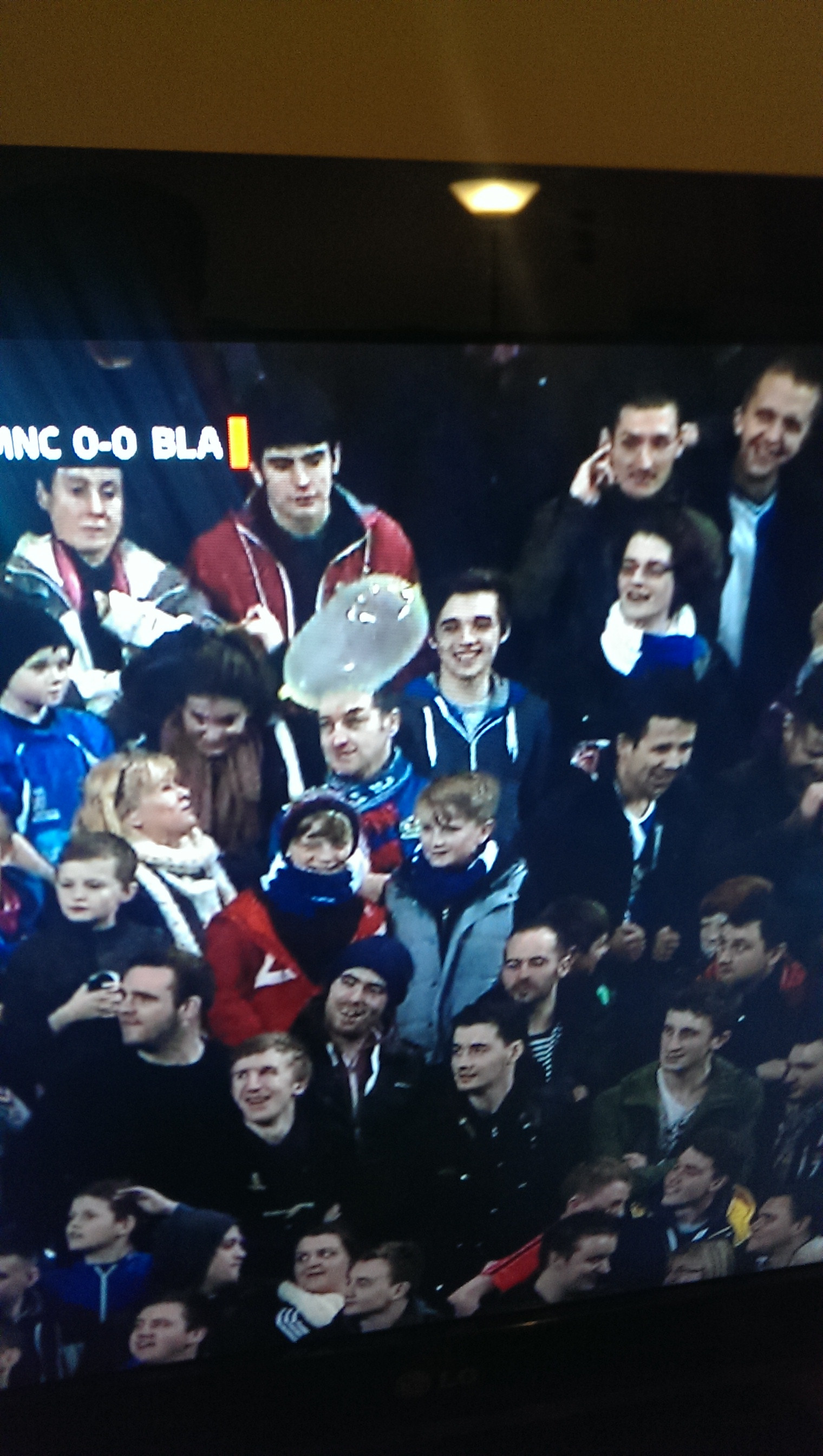 Фен на Блекбърн наду кондом и го пусна сред феновете на 