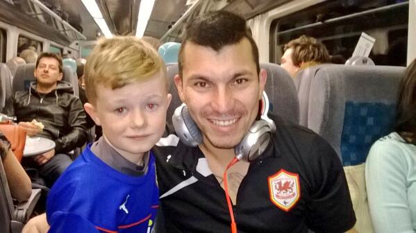 Гари Медел пътува в икономическа класа във влака, след като автобуса на Кардиф тръгна без него