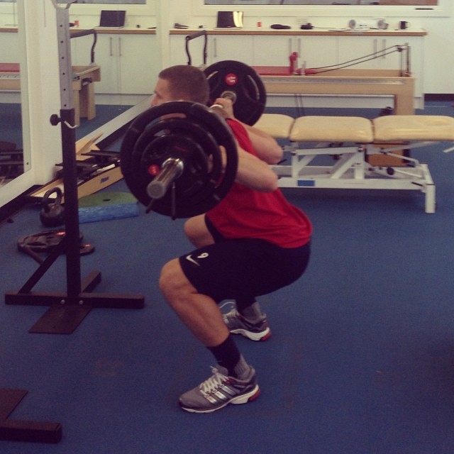 Лукаш Подолски тренира усърдно във фитнеса