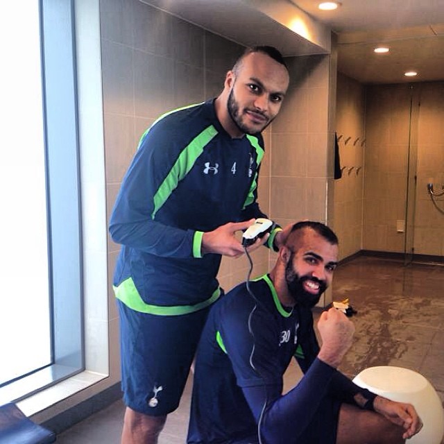 Йонес Кабул подстрига Сандро на тренировъчната база на Тотнъм