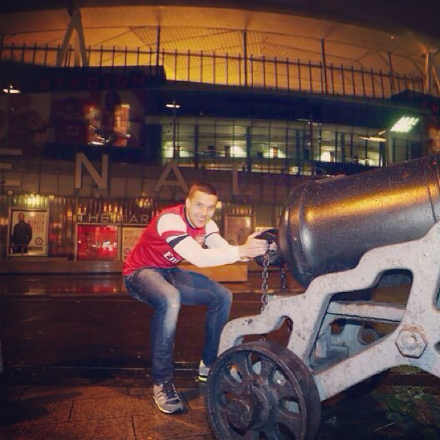 Лукаш Подолски стреля с едно от оръдията пред Емирейтс 