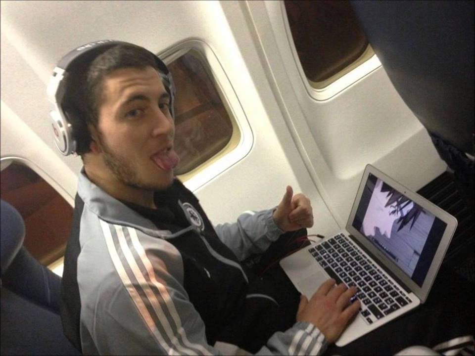Еден Азар гледа популярната анимация Naruto по време на полета към Лондон