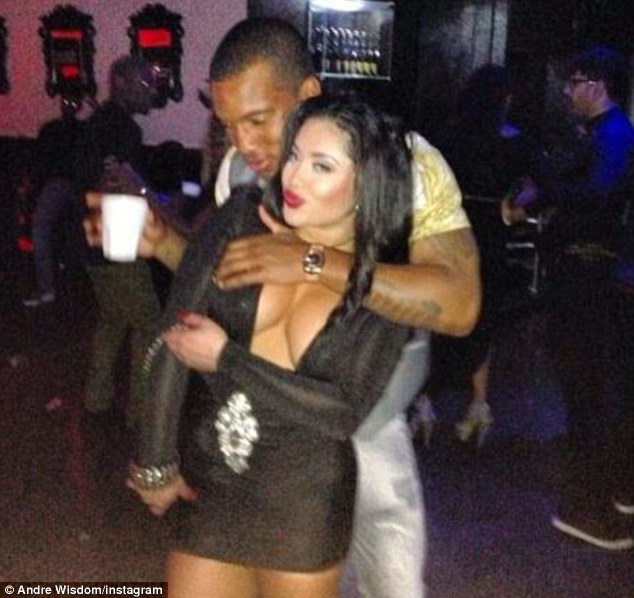 Андре Уиздъм от Ливърпул беше забелязан в компанията на панамката Стефани Кайседо