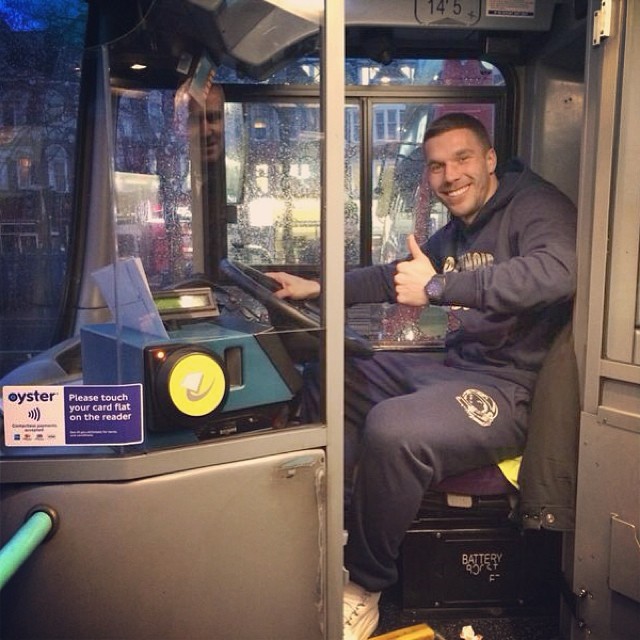Лукаш Подолски се снима управлявайки един от култовите лондонски автобуси