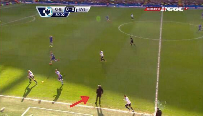 Жозе Моуриньо навлезе дори на терена в опит да даде насоки на играчите на Челси