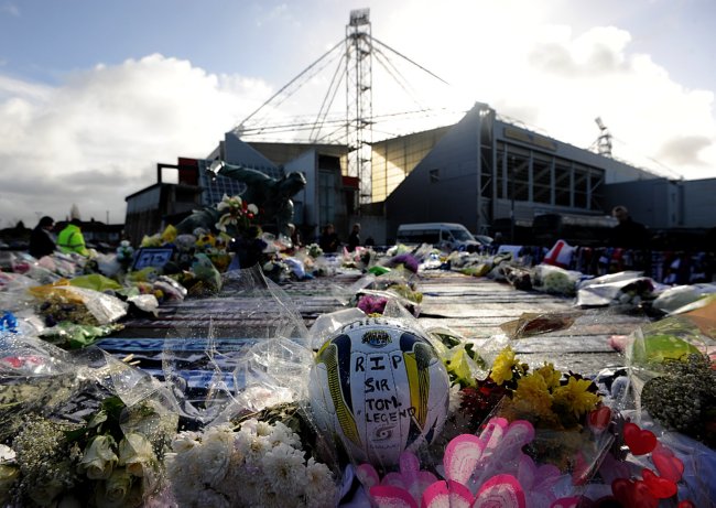 Хиляди англичани почетоха Том Фини, на погребението на футболната легенда