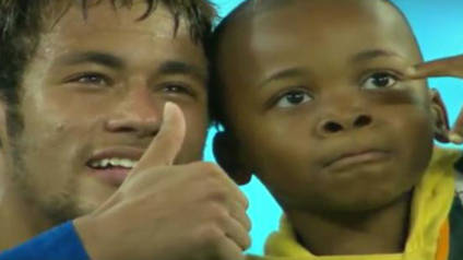 Неймар спаси момче от южноафриканските стюарди (видео)