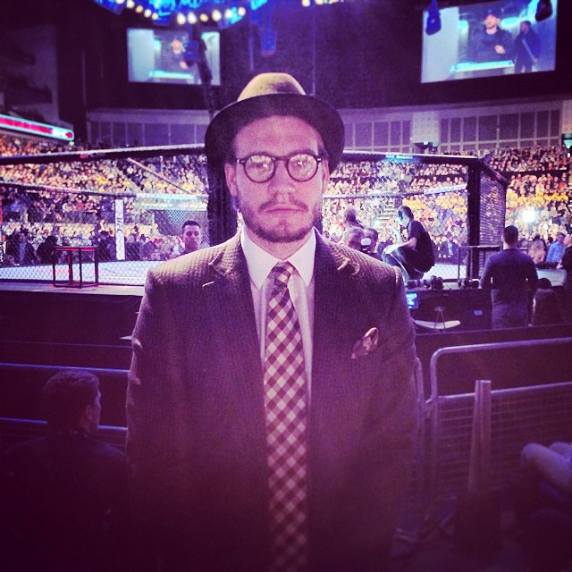 Играчът на Арсенал Никлас Бендтнер посети MMA мач облечен като гангстер от 40-те години