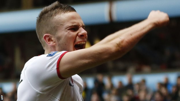 Юнайтед награждава Клевърли с нов договор