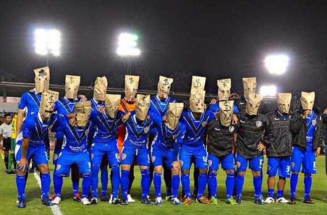 Играчите на мексиканския Атлетик Селая протестираха по този начин, след като не получиха заплати